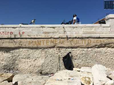 Una cosa che balza subito all�occhio � la assoluta pulizia del posto: per terra non ci sono carte, fazzoletti e bottiglie che molto spesso si ritrovano su altre spiagge. Antonio del resto ci indica una frase sul muro che a caratteri cubitali avverte di �Mantenere pulito�